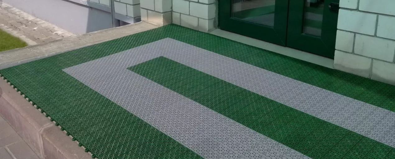 Настил садовый модульный 33 33 уп 9шт. Рулонное противоскользящее покрытие «зиг-заг». Щетинистое покрытие (зеленый) 0,9 м рулон 15 м (1). Ковролин для террасы. Противоскользящее покрытие зиг заг.